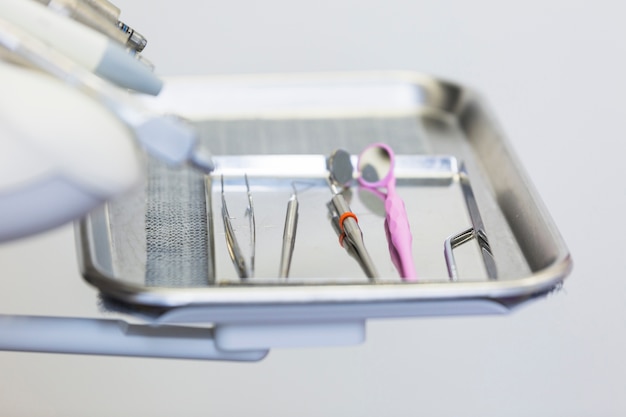 Nahaufnahme von zahnmedizinischen Werkzeugen auf Behälter