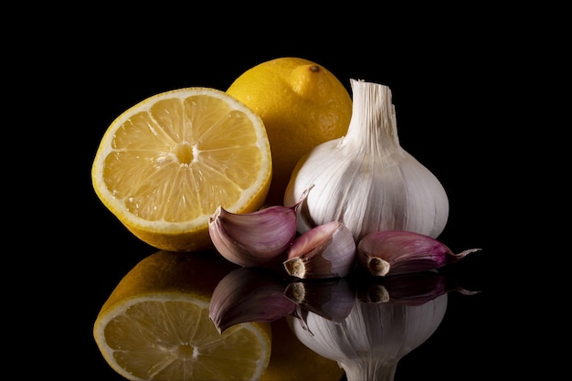 Nahaufnahme von Zitronen und Knoblauch