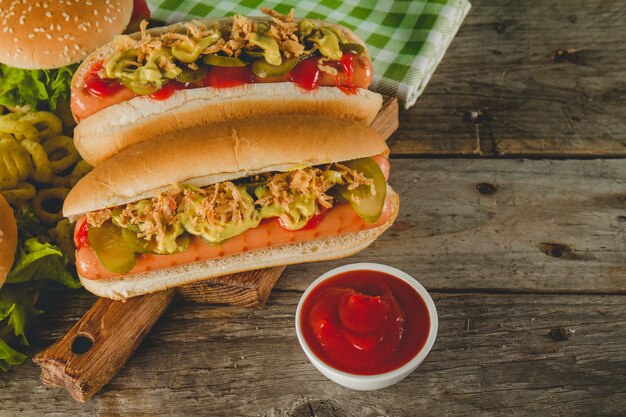 Nahaufnahme von zwei appetitlichen Hot Dogs