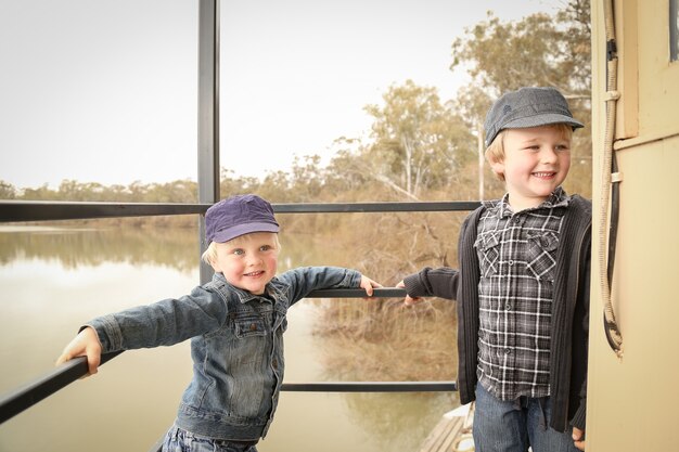 Nahaufnahme von zwei kaukasischen blonden Jungen im Freien an einem sonnigen Tag