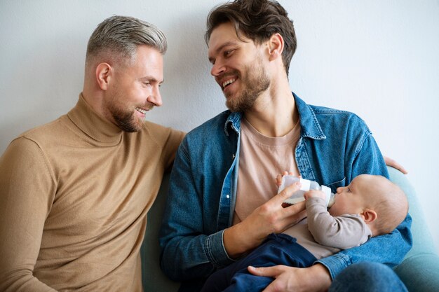 Nahaufnahme von zwei Vätern und einem Baby