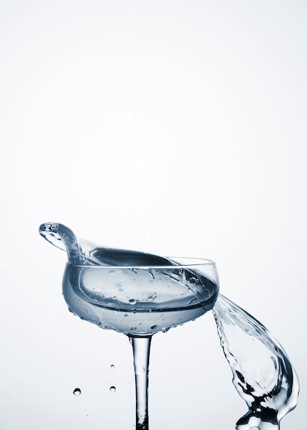 Nahaufnahme Wasserdynamik in Glas