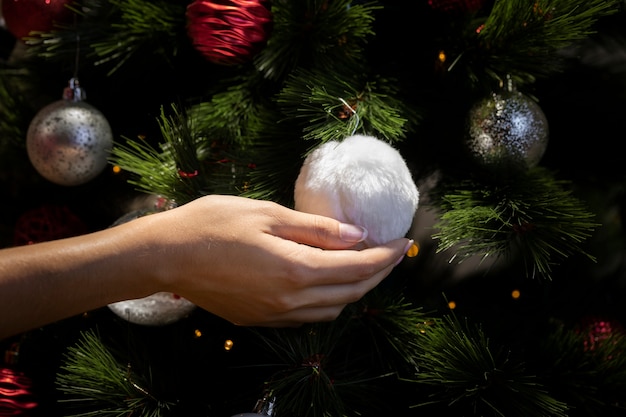 Nahaufnahme-Weihnachtsbaum, der Zeit verziert