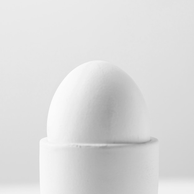 Nahaufnahme weißes Ei im Ständer