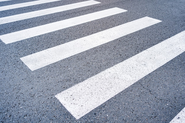 Nahaufnahme Zebrastreifen von der leeren Straße