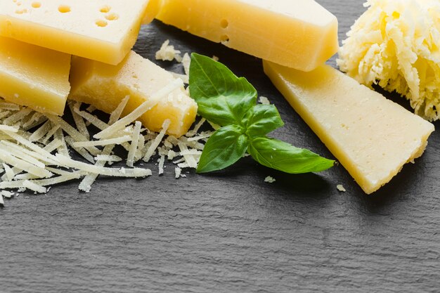 Nahaufnahme zerriebener Parmesankäse auf Tabelle