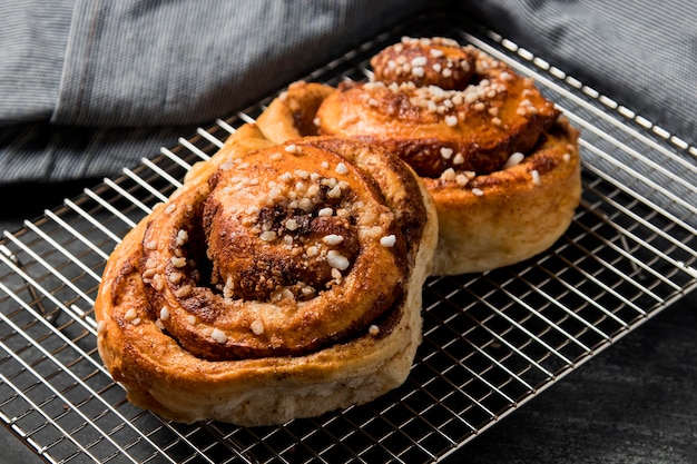 Nahaufnahme Zimtschnecken auf Tisch