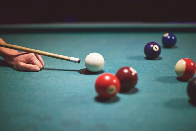 Nahaufnahme zur Hand mit dem Ziel, Poolspiel zu spielen