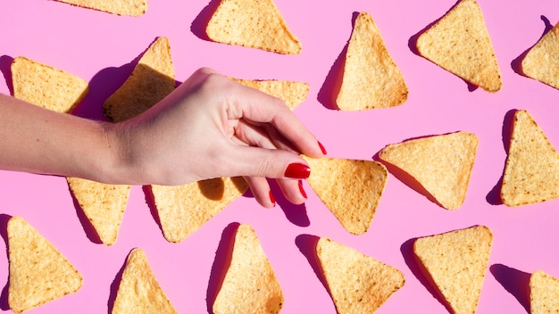 Nahaufnahmeanordnung mit Tortilla auf rosa Hintergrund