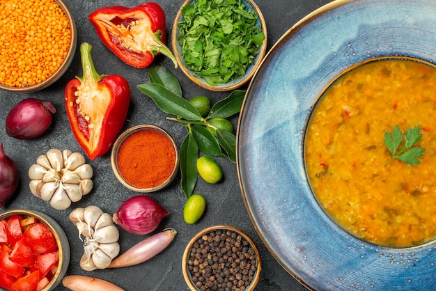 Nahaufnahmeansicht Linsensuppe Gemüsegewürze Kräuter Tomaten Linsensuppe in der blauen Schüssel