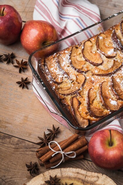 Nahaufnahmeapfel und ein köstlicher Kuchen