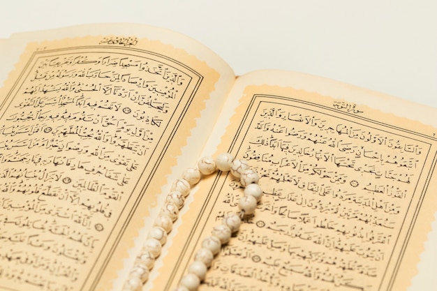 Nahaufnahmearmband und Heilige Schrift