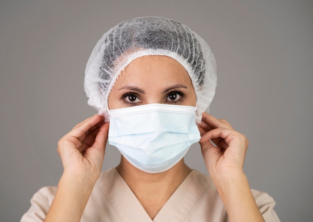Kostenloses Foto nahaufnahmearzt, der medizinische maske trägt