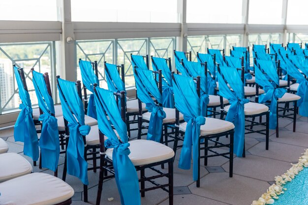 Nahaufnahmeaufnahme der eleganten blauen Stühle im Hochzeitsort