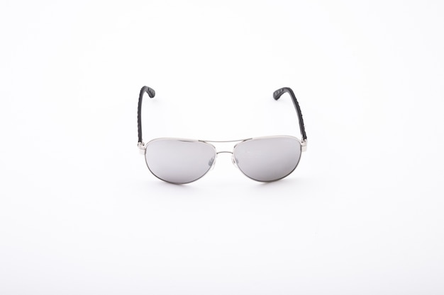 Nahaufnahmeaufnahme der eleganten Sonnenbrille lokalisiert auf einem Weiß
