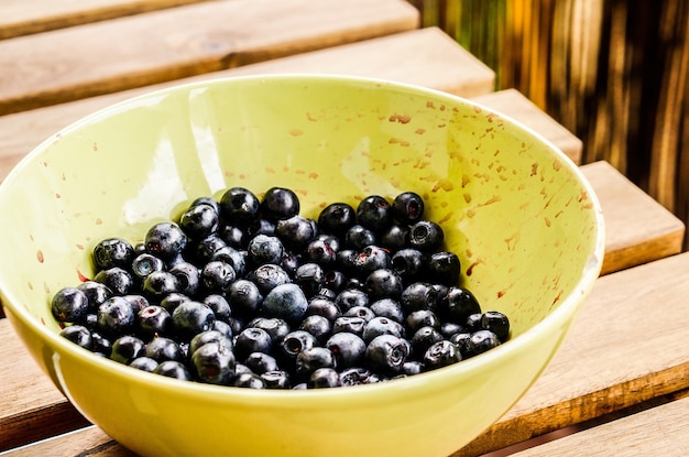 Kostenloses Foto nahaufnahmeaufnahme der frischen europäischen blaubeeren in einer schüssel