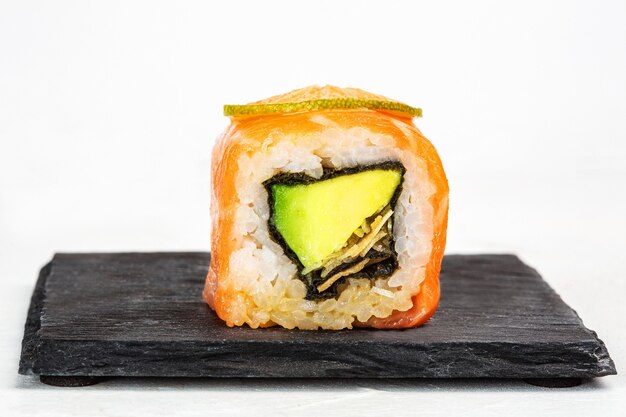 Nahaufnahmeaufnahme der köstlichen Sushi-Rolle mit Avocado