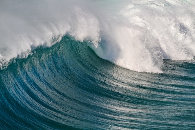 Nahaufnahmeaufnahme der Ozeanwellen, die eine schöne Kurve schaffen