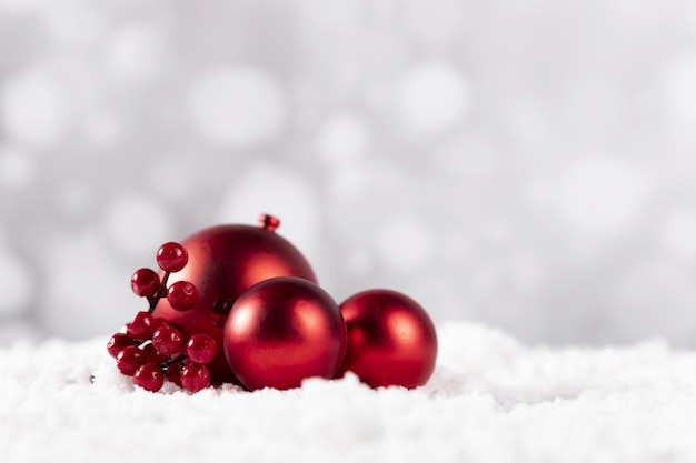 Nahaufnahmeaufnahme der roten Weihnachtskugeln des Weihnachtsmannes auf weißem Hintergrund