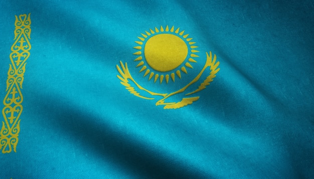 Nahaufnahmeaufnahme der wehenden Flagge von Kasachstan mit interessanten Texturen