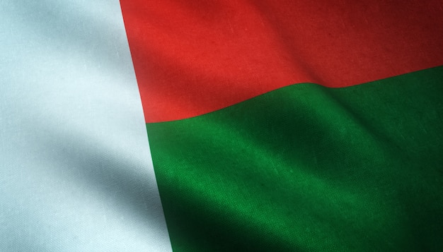 Nahaufnahmeaufnahme der wehenden Flagge von Madagaskar mit interessanten Texturen