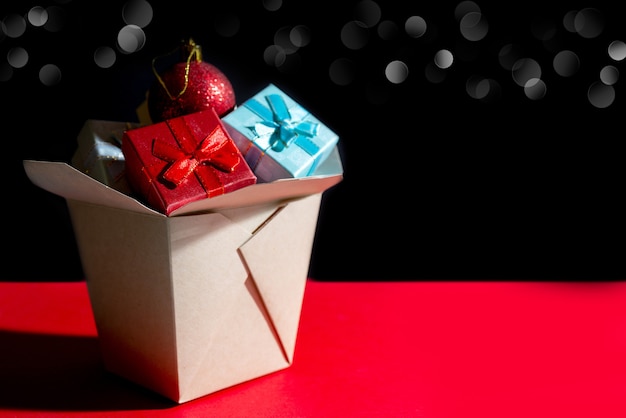 Nahaufnahmeaufnahme der Weihnachtskomposition. Wok-Papierbox. Weihnachtsgeschenkboxen.