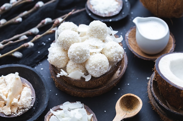 Nahaufnahmeaufnahme des rohen Raffaello in einer hölzernen Schüssel, die durch Bestandteile umgeben wird