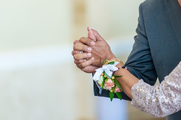 Nahaufnahmeaufnahme einer Braut und eines Bräutigams, die Hände beim Tanzen halten