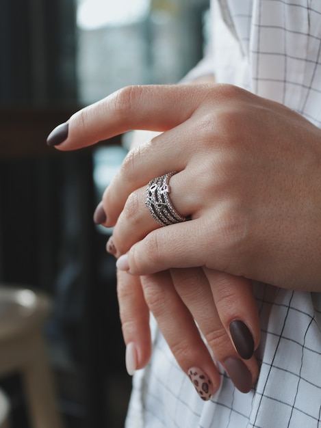 Kostenloses Foto nahaufnahmeaufnahme einer frau, die einen schönen silbernen ring trägt