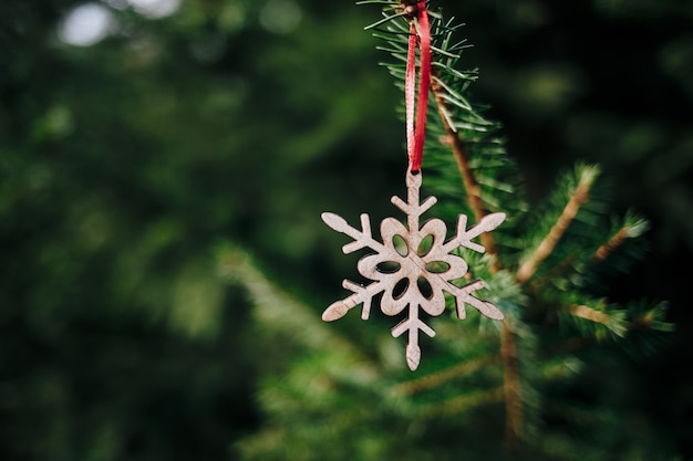 Kostenloses Foto nahaufnahmeaufnahme einer hölzernen flocke auf dem weihnachtsbaum