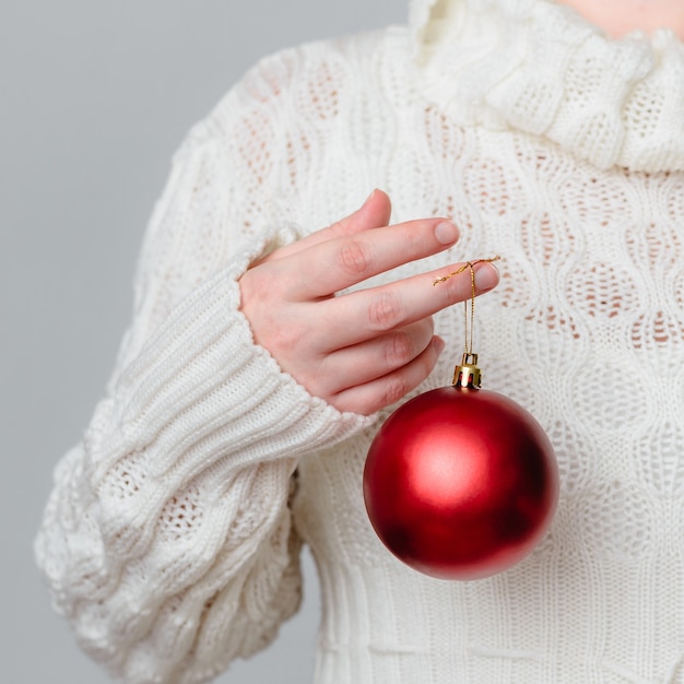 Kostenloses Foto nahaufnahmeaufnahme einer person, die eine weihnachtsdekoration hält