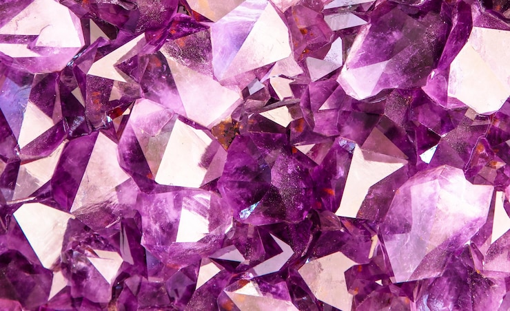 Kostenlose Foto nahaufnahmeaufnahme einer purpurroten amethystbeschaffenheit