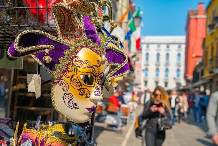 Kostenlose Foto nahaufnahmeaufnahme einer schönen karnevalsmaske in einer straße von venedig