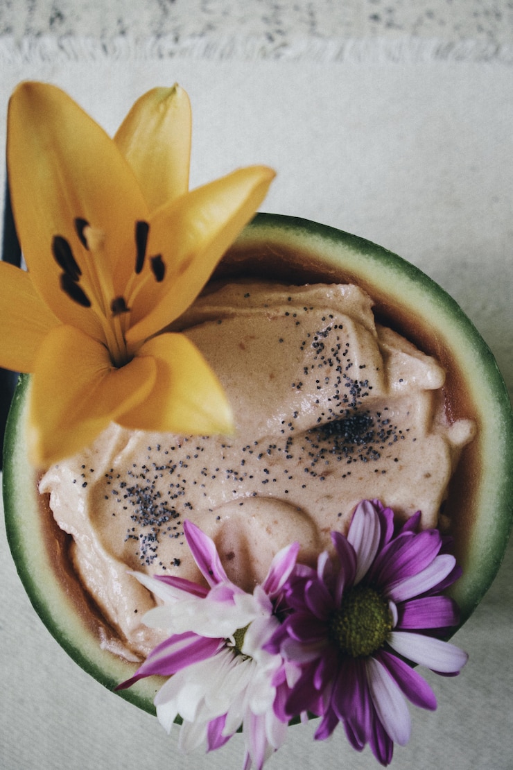 Kostenlose Foto nahaufnahmeaufnahme einer schüssel eiscreme mit schönen blumendekorationen