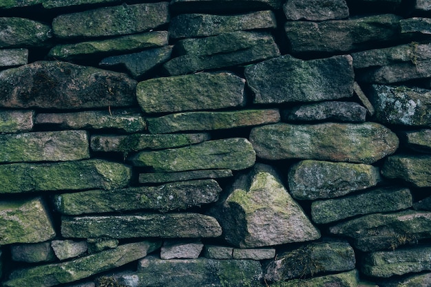 Nahaufnahmeaufnahme einer Wand mit Steinen verschiedener Größen und Formen