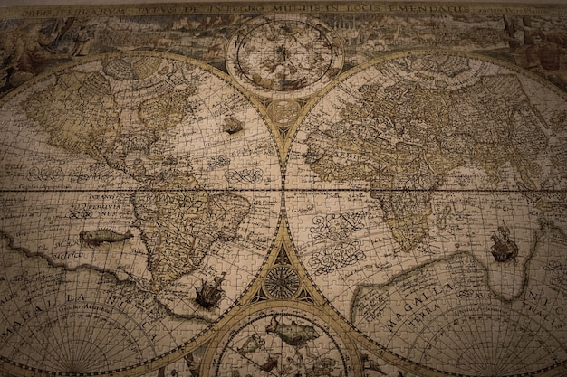 Nahaufnahmeaufnahme einer Weinlese-Weltkarte mit Rätseln