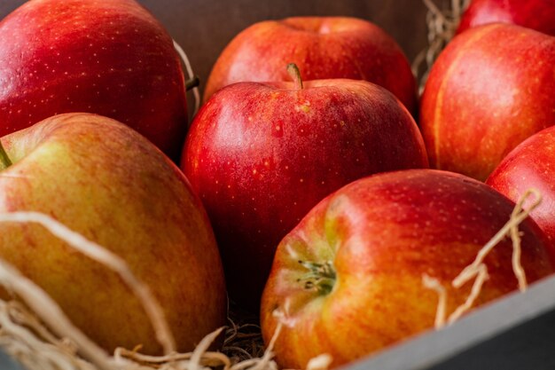 Nahaufnahmeaufnahme eines Bündels der lecker aussehenden roten Äpfel