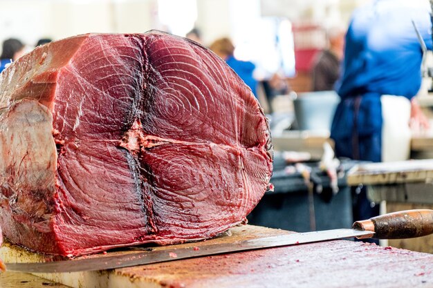 Nahaufnahmeaufnahme eines geschnittenen frischen Thunfischs un Metzgertisch