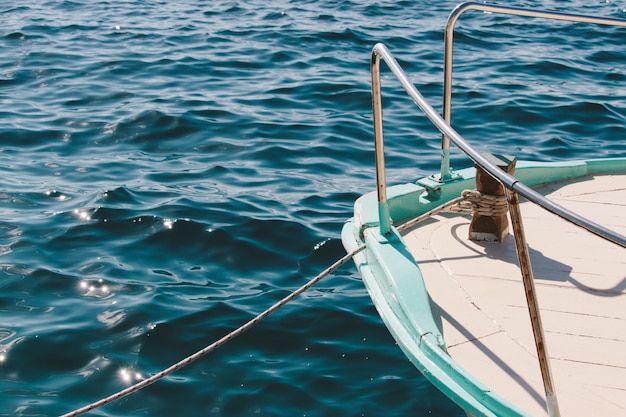 Nahaufnahmeaufnahme eines Schiffes, das in der ruhigen See an einem schönen Tag segelt