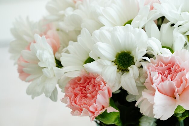 Nahaufnahmeaufnahme eines schönen Blumenstraußes mit bunten Blumen und Transvaal Gänseblümchen unter den Lichtern