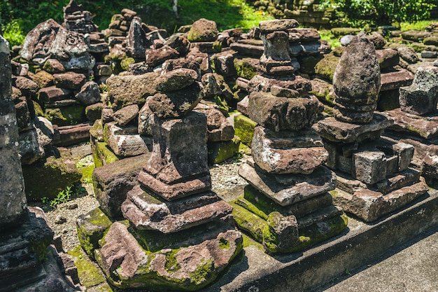 Nahaufnahmeaufnahme eines Steinhaufens in einem Tempel in Bali, Indonesien