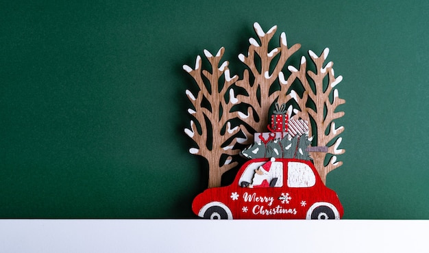 Nahaufnahmeaufnahme eines Weihnachtskartons mit Dekorationen