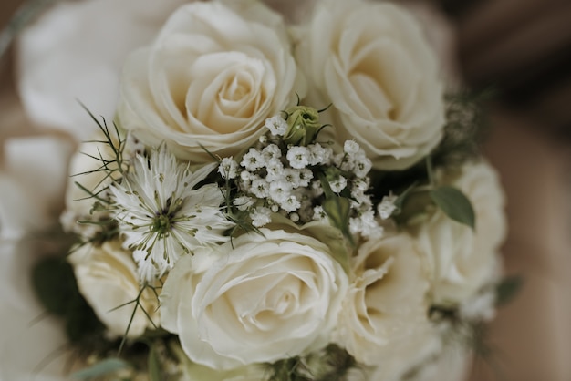Nahaufnahmeaufnahme eines weißen Hochzeitsblumenstraußes