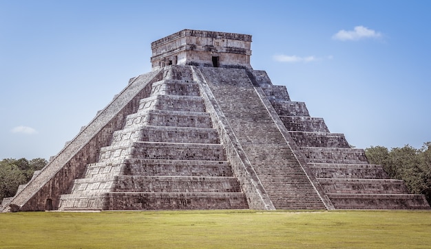 Nahaufnahmeaufnahme von Chichen Itza in Mexiko unter einem klaren blauen Himmel