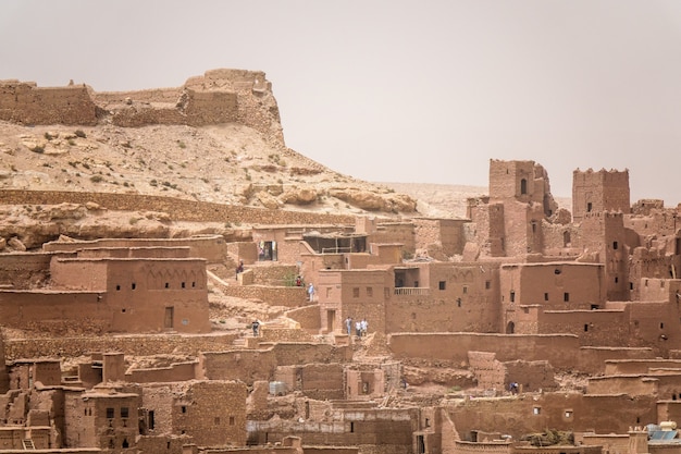 Nahaufnahmeaufnahme von Gebäuden aus Beton unter der Sonne in Marokko