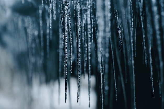 Nahaufnahmeaufnahme von hängenden stacheligen gefrorenen Eiszapfen