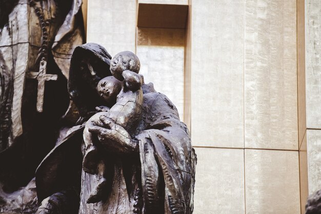 Nahaufnahmeaufnahme von religiösen Statuen nahe der Kirche in Zacatecas Mexiko