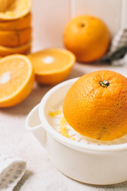 Nahaufnahmebereitstellung eines Orangensaftes