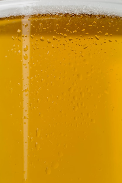 Nahaufnahmebier mit Schaum im transparenten Glas