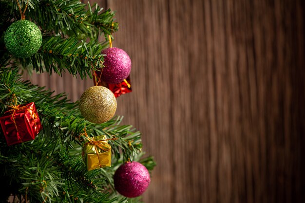 Nahaufnahmebild des Weihnachtsbaumes verzieren mit Verzierung